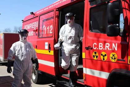 Doi muncitori cazuti de la cinci metri intr un decantor de apa uzata se lupta intre viata si moarte