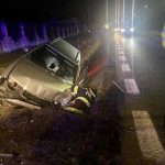 Doi pasageri au fost raniti dupa ce masina in care se aflau a lovit un cap de pod la Malini