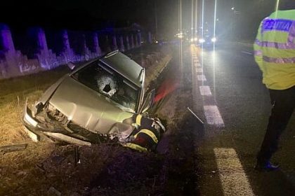 Doi pasageri au fost raniti dupa ce masina in care se aflau a lovit un cap de pod la Malini