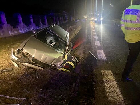 Doi pasageri au fost raniti dupa ce masina in care se aflau a lovit un cap de pod la Malini