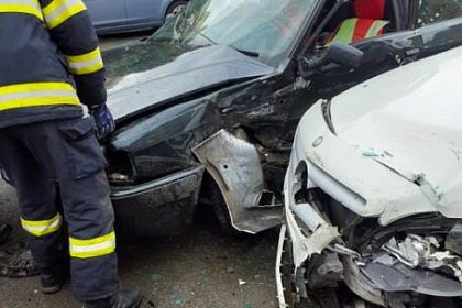 Doi soferi grabiti care au efectuat depasiri simultane au provocat un carambol in care a fost implicata si o a treia masina