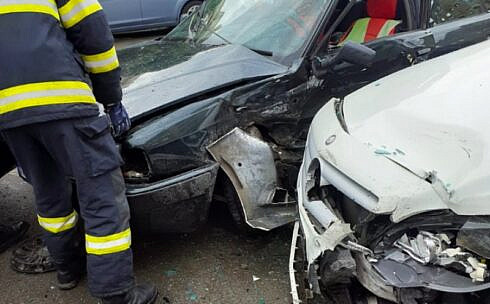 Doi soferi grabiti care au efectuat depasiri simultane au provocat un carambol in care a fost implicata si o a treia masina