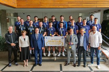 Echipa masculina de handbal a Universitatii Stefan cel Mare din Suceava campioana europeana universitara premiata de USV cu 80000 de lei in prezenta ministrului educatiei foto
