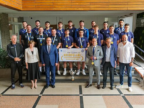 Echipa masculina de handbal a Universitatii Stefan cel Mare din Suceava campioana europeana universitara premiata de USV cu 80000 de lei in prezenta ministrului educatiei foto