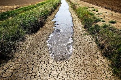 Efectele secetei prelungite se simt in judeul Suceava Program limitat de furnizare a apelor in localitatile Roscani si Poiana