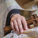 Enorias nemultumit ca nu poate obtine mantuirea deoarece preotul nu l spovedeste corect Dansul nu permite marturisirea ci pune doar 2 3 intrebari