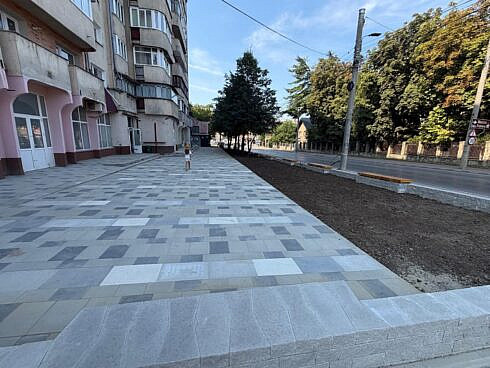 Esplanada din inima Burdujeniului a fost modernizata cu stil Primarul Rimbu Aspectul ei a dobandit un standard de estetica si modernizare