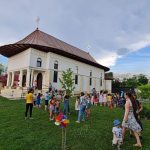 Familiile cu copii dintr o comuna suceveana nemultumite ca nu pot sa se plimbe prin curtea bisericii dupa ora 2000 ceea ce ne ingrijoreaza cel mai mult este modul in care angajatii bisericii ii grabesc si ii alunga pe copii din curte