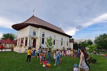 Familiile cu copii dintr o comuna suceveana nemultumite ca nu pot sa se plimbe prin curtea bisericii dupa ora 2000 ceea ce ne ingrijoreaza cel mai mult este modul in care angajatii bisericii ii grabesc si ii alunga pe copii din curte