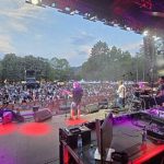 Festivalul retro Hit Fest Bucovina si a deschis portile la Gura Humorului.Printre spectatori s a aflat vicepresedintele Consiliului Judecean Stelian Simeria alaturi de sotia sa foto