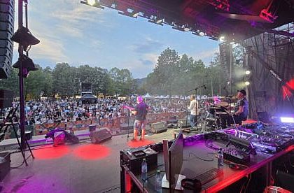 Festivalul retro Hit Fest Bucovina si a deschis portile la Gura Humorului.Printre spectatori s a aflat vicepresedintele Consiliului Judecean Stelian Simeria alaturi de sotia sa foto