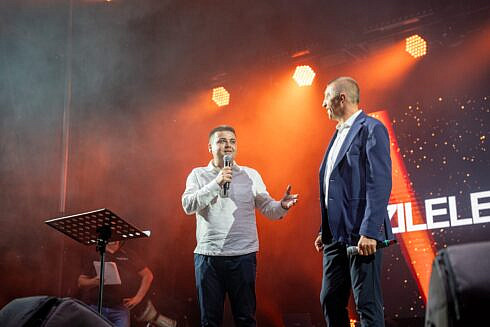 Gheorghe Soldan a informat locuitorii din Moara in cadrul Zilelor Comunei ca ACET va prelua reteaua de apa si canalizare incepand cu 1 septembrie foto