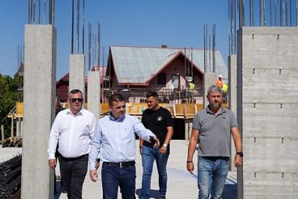Gheorghe Soldan in orasul sau natal pe santierul noului dispensar construit cu ajutorul financiar al Consiliului Judetean Noul dispensar ia forma si va fi finalizat pana in vara anului viitor foto