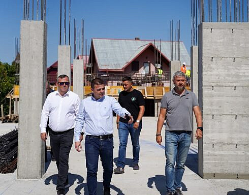 Gheorghe Soldan in orasul sau natal pe santierul noului dispensar construit cu ajutorul financiar al Consiliului Judetean Noul dispensar ia forma si va fi finalizat pana in vara anului viitor foto