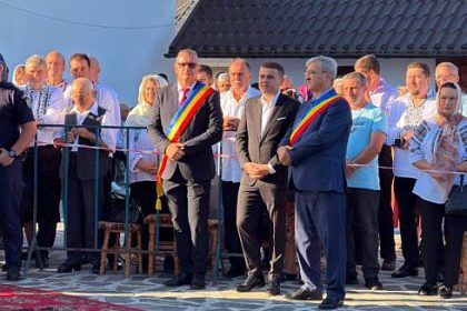 Gheorghe Soldan la sfintirea Bisericii Sfintii Arhangheli Mihail si Gavriil din Mesteceni Vadu Moldovei cu o istorie de peste 100 de ani foto