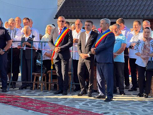 Gheorghe Soldan la sfintirea Bisericii Sfintii Arhangheli Mihail si Gavriil din Mesteceni Vadu Moldovei cu o istorie de peste 100 de ani foto