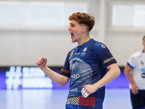 Handbalistul Ianis Chirut de la CSU Suceava a obtinut alaturi de nationala Romaniei trofeul M18 EHF Championship 2026 la o competitie desfasurata in Macedonia de Nord foto