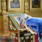 IPS Calinic intrebat de un enorias sucevean chinuit de o intrebare existentiala Pot sa sarute femeile in timpul menstruatiei icoanele din biserica