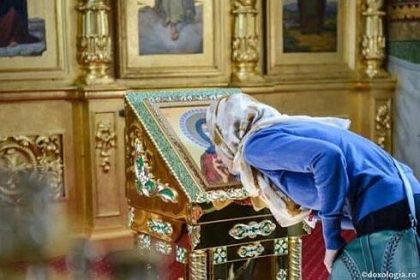 IPS Calinic intrebat de un enorias sucevean chinuit de o intrebare existentiala Pot sa sarute femeile in timpul menstruatiei icoanele din biserica