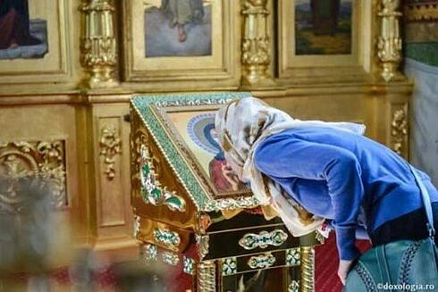 IPS Calinic intrebat de un enorias sucevean chinuit de o intrebare existentiala Pot sa sarute femeile in timpul menstruatiei icoanele din biserica