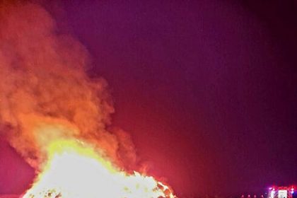 Incendiu de mari dimensiuni la un depozit de furaje din Salcea Peste 1000 de baloi de lucerna si paie au ars foto