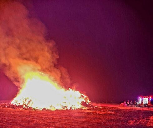 Incendiu de mari dimensiuni la un depozit de furaje din Salcea Peste 1000 de baloi de lucerna si paie au ars foto