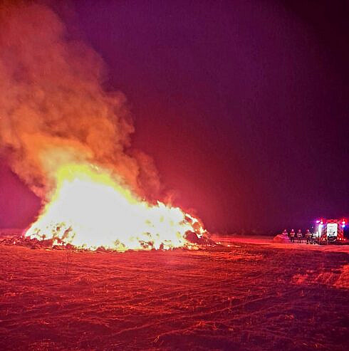 Incendiu de mari dimensiuni la un depozit de furaje din Salcea Peste 1000 de baloi de lucerna si paie au ars foto