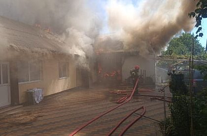 Incendiu puternic la o gospodarie din Suceava foto