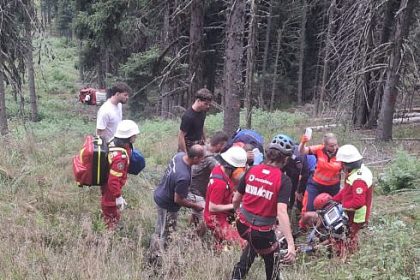 Interventie complicata intre Darmoxa si Panaci pentru salvarea unui barbat grav ranit dupa ce s a rasturnat cu un SUV pe creasta in drum spre o stana FOTO