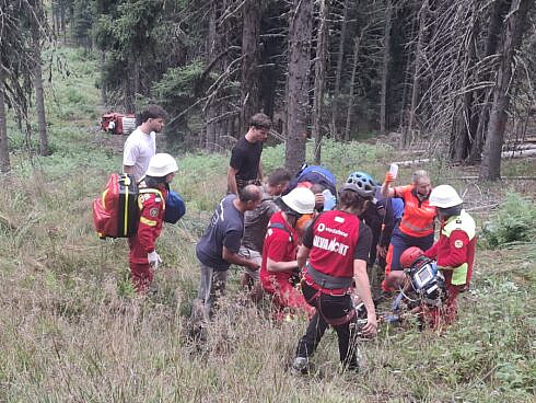 Interventie complicata intre Darmoxa si Panaci pentru salvarea unui barbat grav ranit dupa ce s a rasturnat cu un SUV pe creasta in drum spre o stana FOTO