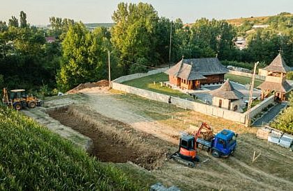 La Adancata au demarat lucrarile pentru construirea unei noi biserici foto