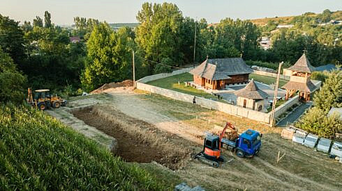 La Adancata au demarat lucrarile pentru construirea unei noi biserici foto