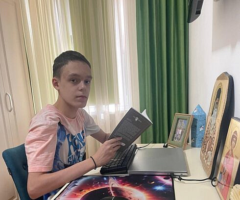 La doar 14 ani Matei sufera de dureri severe coloana lui s a curbat cu peste 54 de grade si are nevoie urgenta de interventie chirurgicala