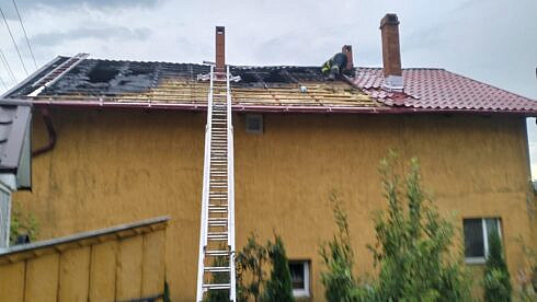 Locuinta din Dolheshtii Mari afectata de un incendiu cauzat de un scurtcircuit generat de vijelii foto