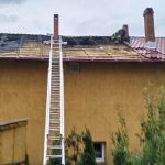 Locuinta din Dolhestii Mari a fost afectata de un incendiu provocat de un scurtcircuit generat de vijelii
