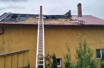 Locuinta din Dolhestii Mari a fost afectata de un incendiu provocat de un scurtcircuit generat de vijelii