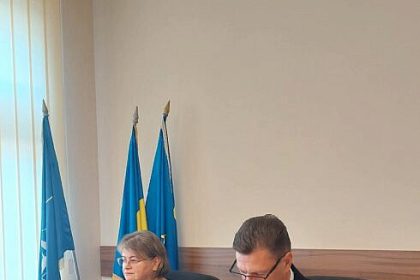 Lupta impotriva discriminarii si promovarea drepturilor omului tema discutata in cadrul sedintei Grupului de Lucru Mixt pentru Romi condusa de prefectul Bogdan George Pastrav foto