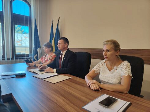 Lupta impotriva timpului pentru finalizarea investitiilor prin PNRR Prefectul Bogdan Pastrav indeamna primarii sa se implice pe deplin Din cele 235 de proiecte din judet 95 se afla in faza finala