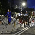 Marea parada a cavalerilor si domnitorilor cu faclii a marcat deschiderea Festivalului Medieval de la Suceava Mii de suceveni au insotit alaiul condus de Stefan cel Mare