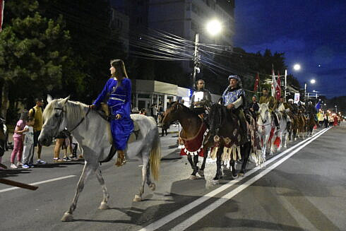 Marea parada a cavalerilor si domnitorilor cu faclii a marcat deschiderea Festivalului Medieval de la Suceava Mii de suceveni au insotit alaiul condus de Stefan cel Mare