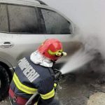 Masina unui livrator de man care din Suceava a ars din cauza unui scurtcircuit