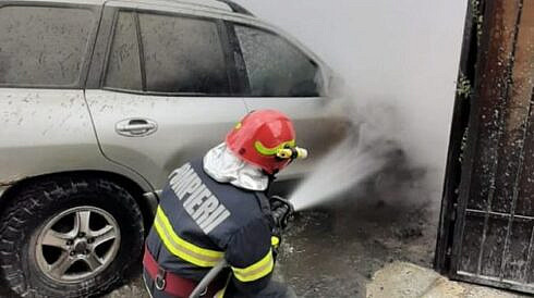 Masina unui livrator de man care din Suceava a ars din cauza unui scurtcircuit