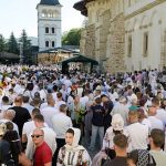 Mii de pelerini din intreaga tara la hramul Manastirii Putna Sobor impresionant de preoti condus de Mitropolitul Atanasie din Latakia Opt elevi merituosi au fost premiati la sfarsitul Sfintei Liturghii