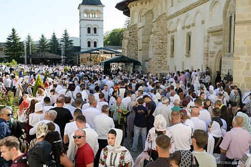 Mii de pelerini din intreaga tara la hramul Manastirii Putna Sobor impresionant de preoti condus de Mitropolitul Atanasie din Latakia Opt elevi merituosi au fost premiati la sfarsitul Sfintei Liturghii