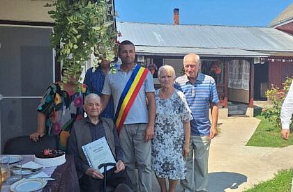 Moment special la Gramesti Barbat sarbatorit cu ocazia implinirii venerabilei varste de 103 ani foto