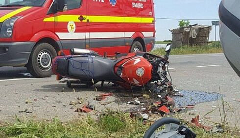 Motociclist de 25 de ani in stare de coma dupa o coliziune grava cu un autoturism