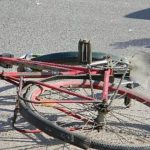 O femeie si a rupt fata dupa ce a cazut cu bicicleta pe un drum de pietris