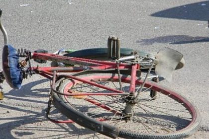 O femeie si a rupt fata dupa ce a cazut cu bicicleta pe un drum de pietris