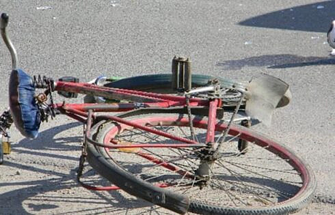 O femeie si a rupt fata dupa ce a cazut cu bicicleta pe un drum de pietris
