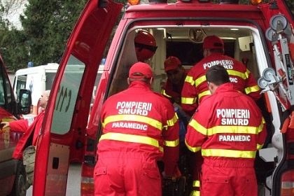 O mama si fetita ei de 6 ani au fost ranite dupa ce dubita in care se aflau a acrosat bordura fiind proiectata intr un stalp de iluminat si lovind apoi o masina pe sensul opus